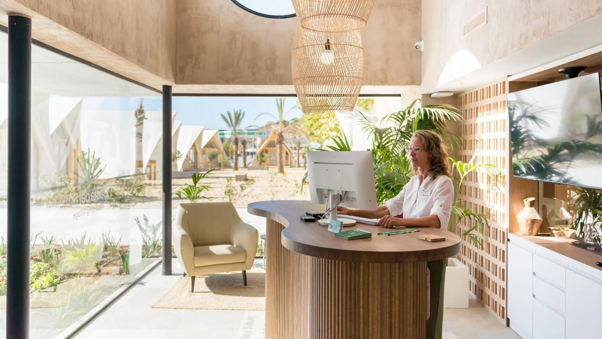 אתר קמפינג פואנגירולה Costa Del Sol Glamping Village