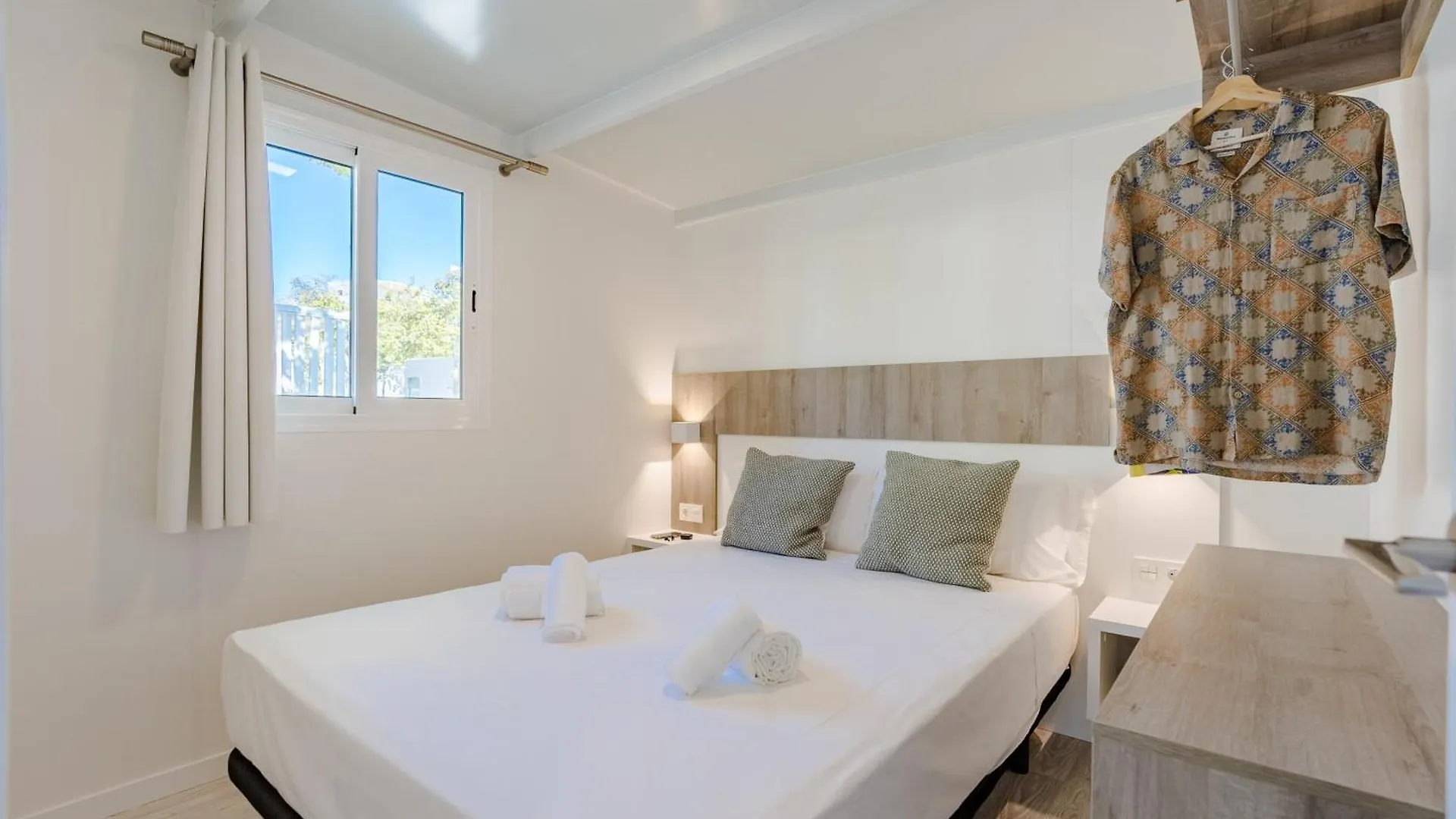 אתר קמפינג פואנגירולה Costa Del Sol Glamping Village