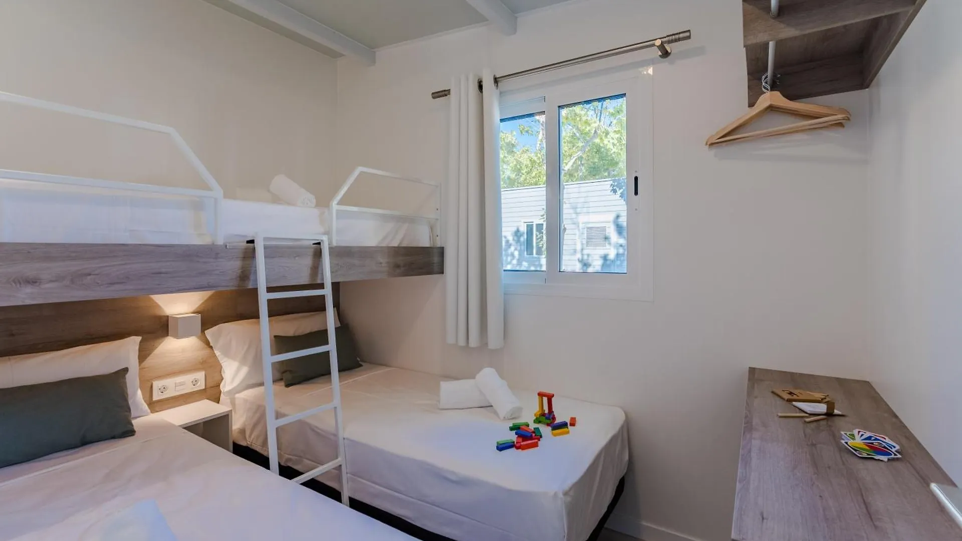 **** אתר קמפינג פואנגירולה Costa Del Sol Glamping Village ספרד