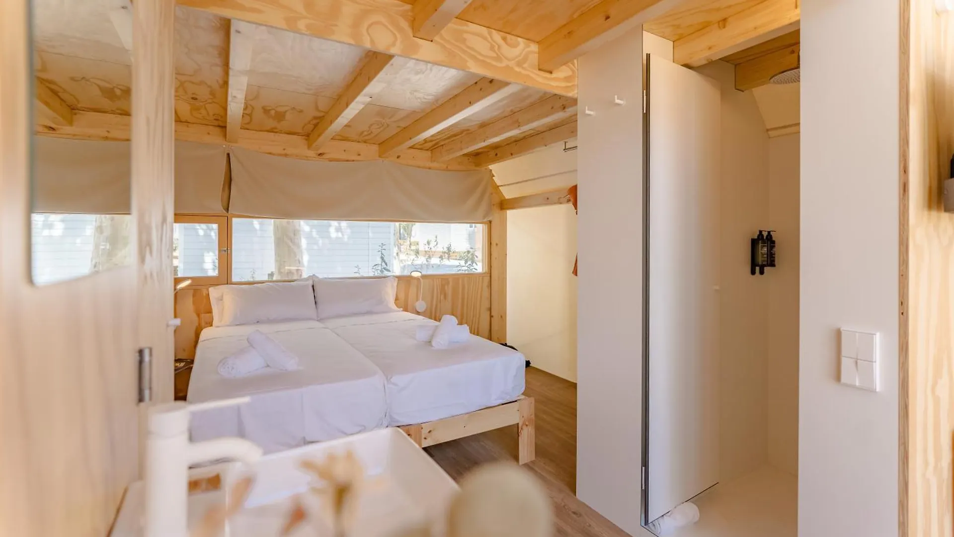 פואנגירולה Costa Del Sol Glamping Village אתר קמפינג